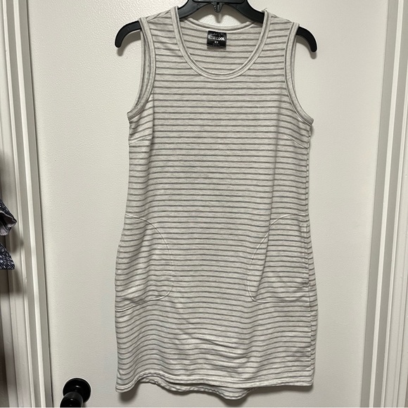 32 Degrees Cool Tank Dress Gray White Stripe Pullover Sleeveless Pockets Stretch - Picture 1 of 6
